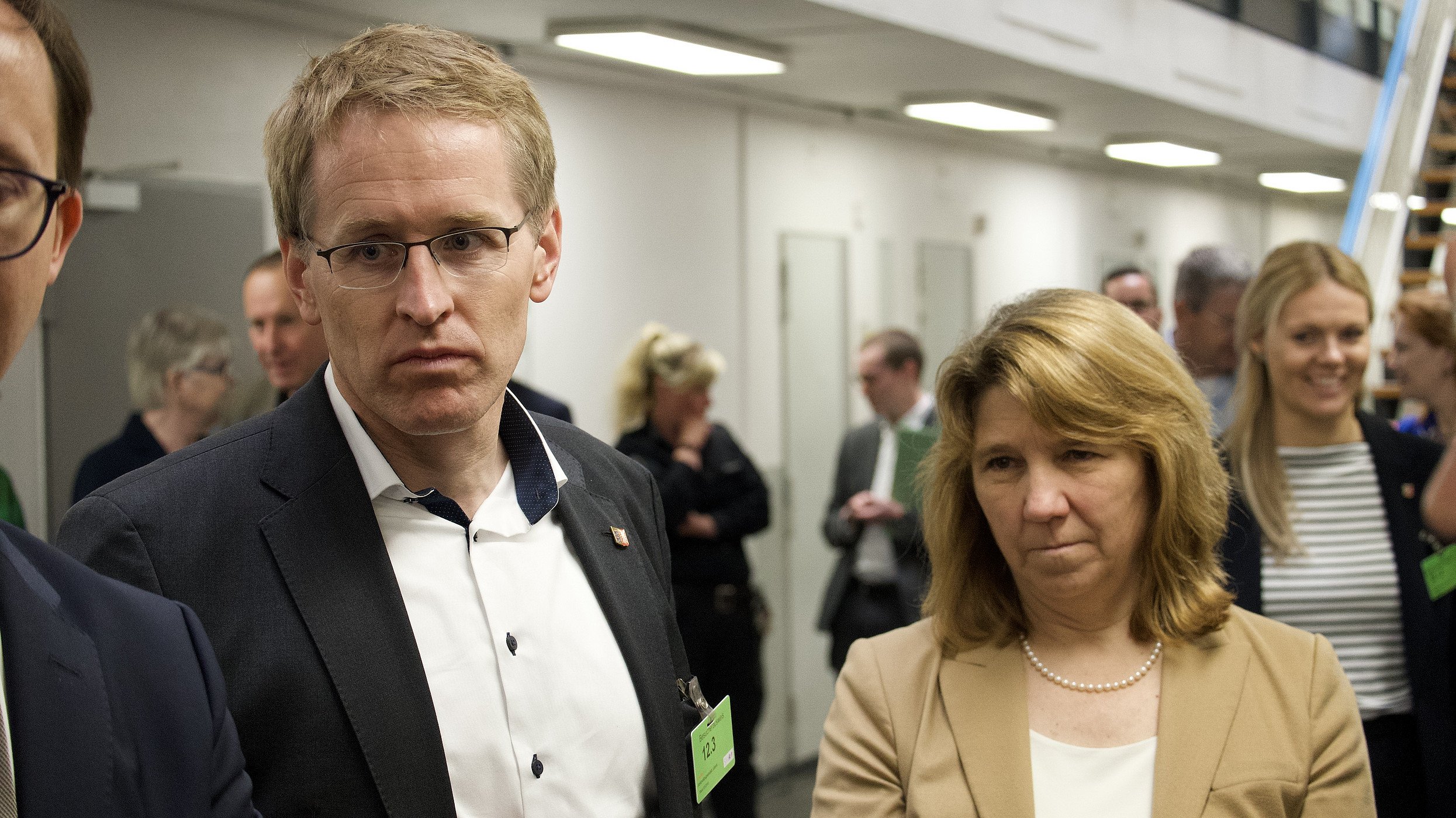 Daniel Günther (l, CDU), Ministerpräsident von Schleswig-Holstein, und Kerstin von der Decken (CDU), Justizministerin von Schleswig-Holstein, in der JVA Lübeck