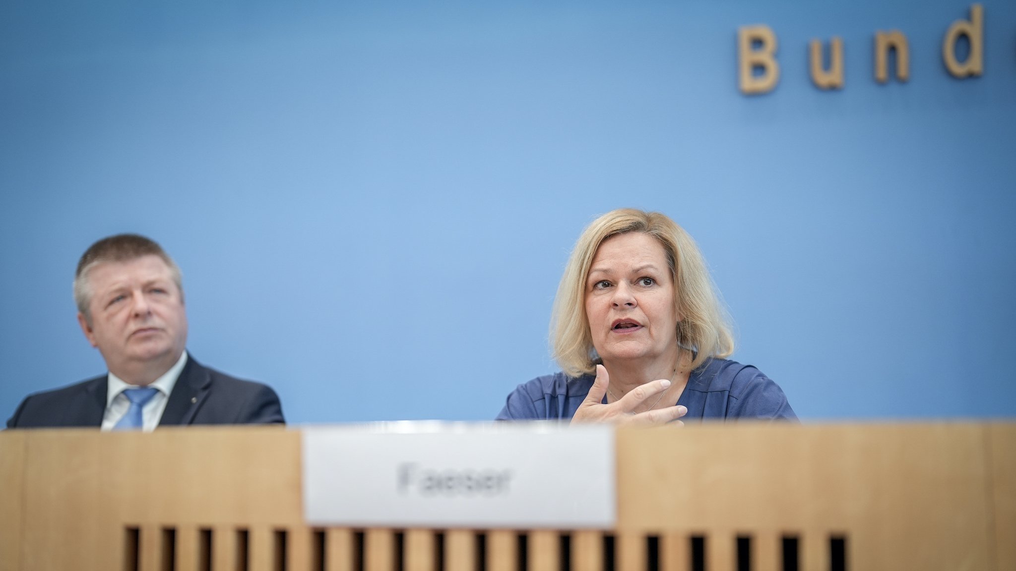 Thomas Haldenwang und Nancy Faeser in der Bundespressekonferenz