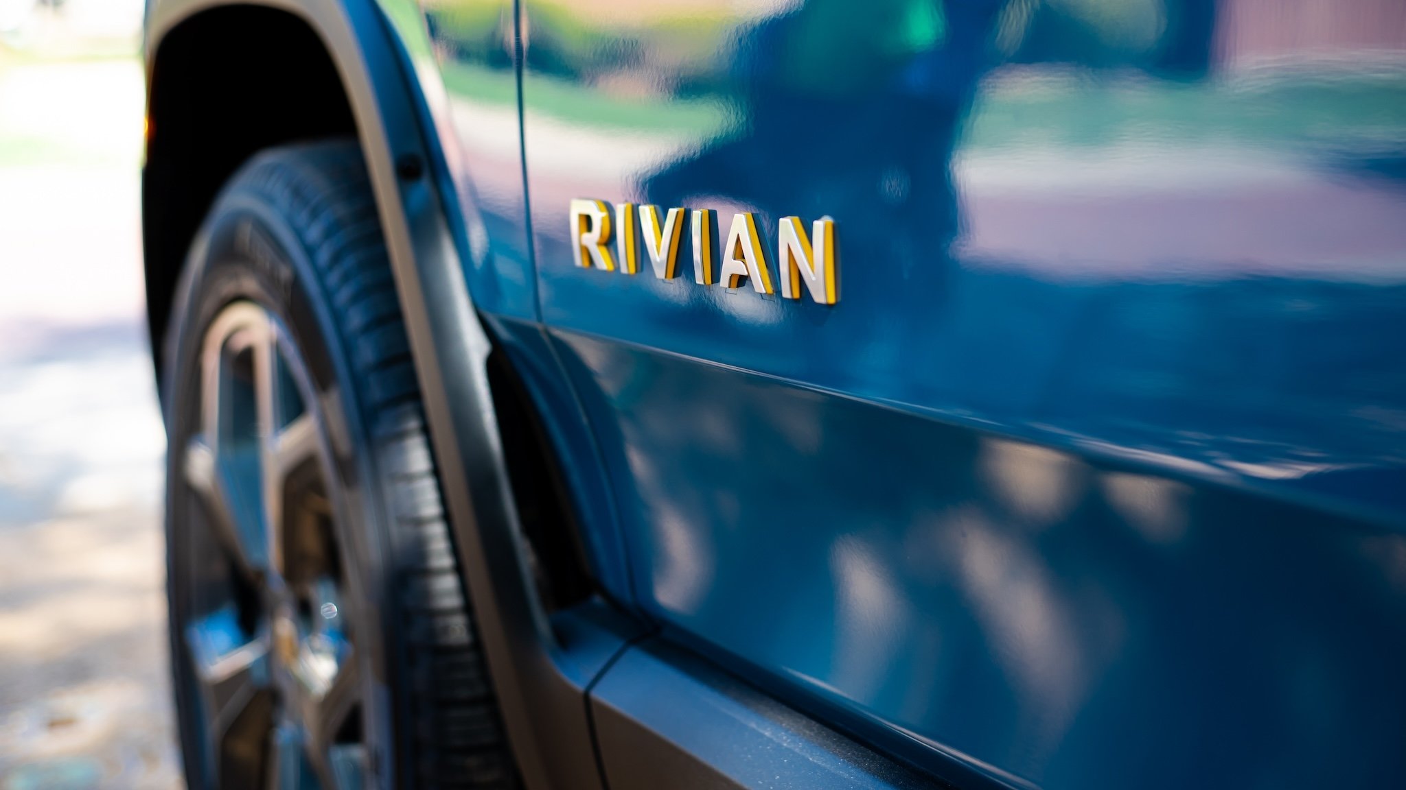 Schriftzug an einem Auto von Rivian