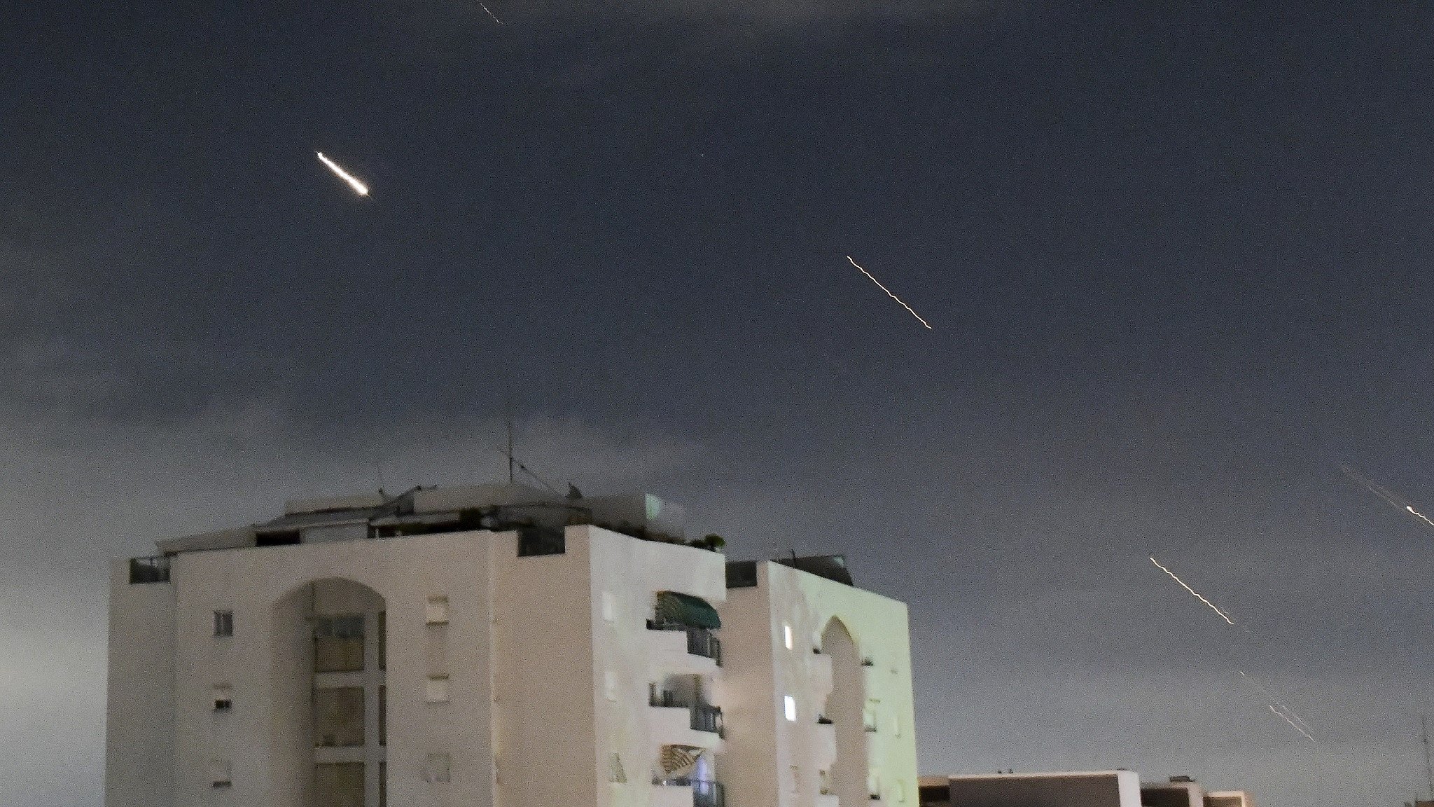 Das israelische Luftabwehrsystem Iron Dome startet, um vom Iran abgefeuerte Raketen abzufangen.