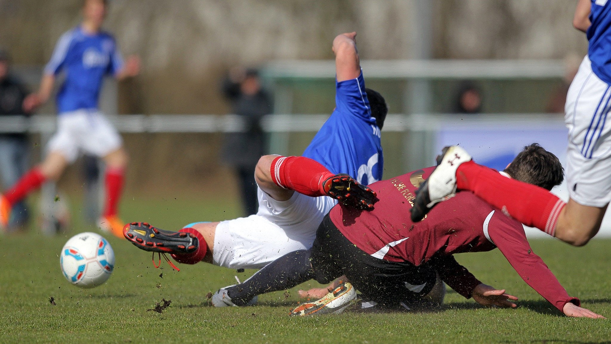 Fußballer in Aktion auf dem Spielfeld