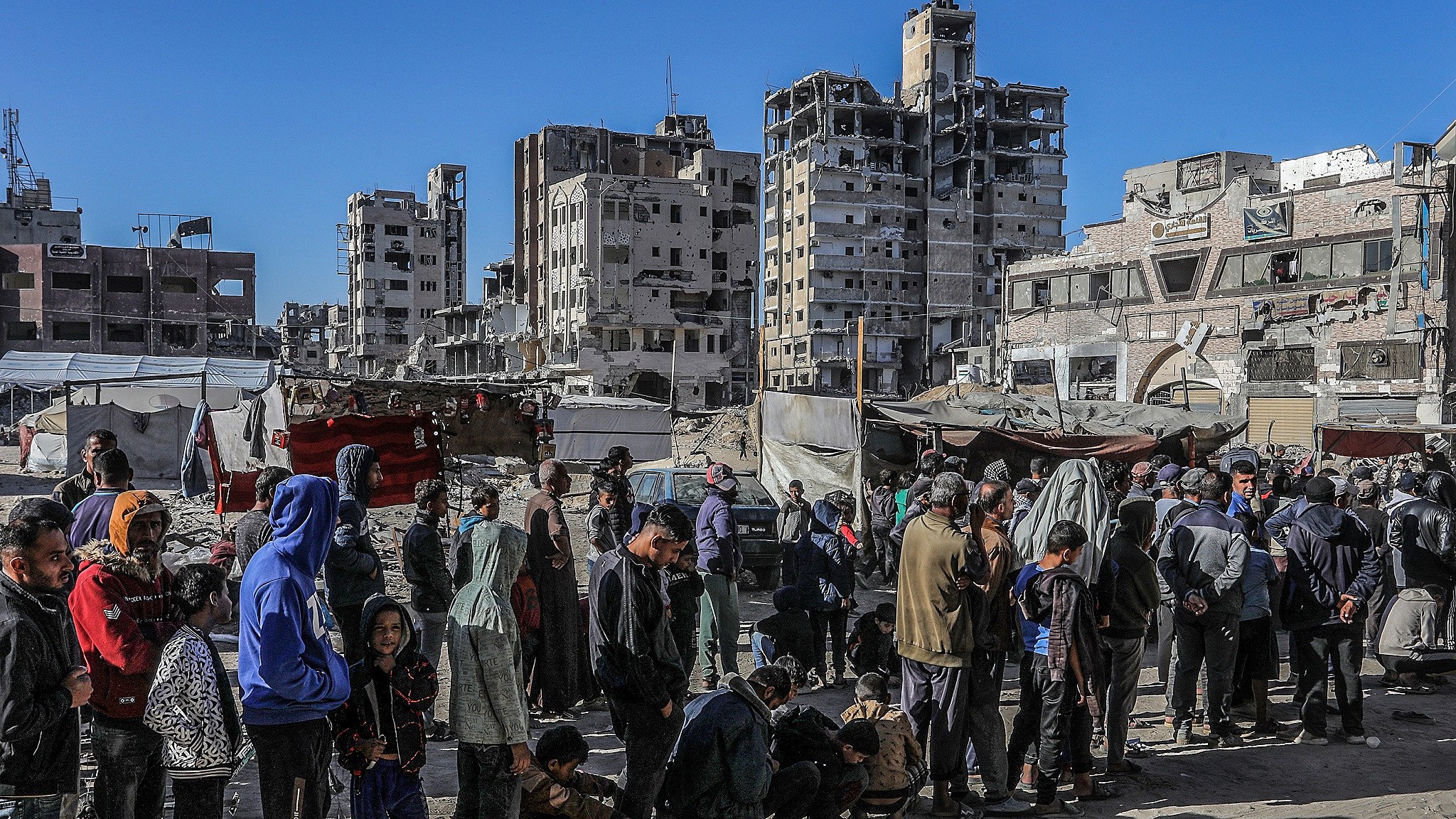 Palästinenser stehen für Essen an, Khan Younis, Gaza, 24.10.2024