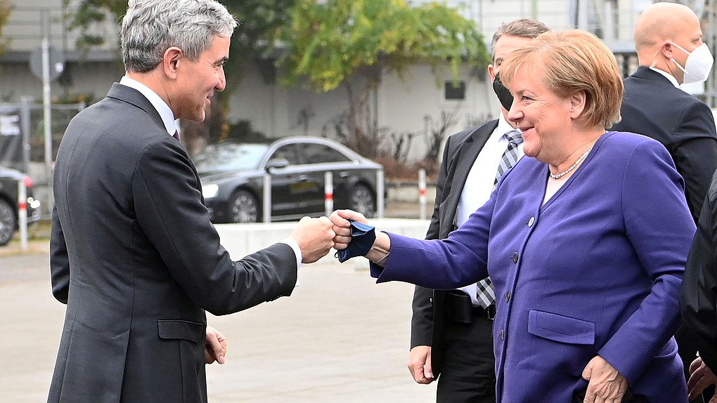 Stephan Harbarth, Präsident des Bundesverfassungsgerichts, begrüßt Bundeskanzlerin Angela Merkel (CDU) vor Beginn des Festakts zum Präsidentenwechsel am Bundesverfassungsgericht, 12.11.2021, picture alliance/dpa/dpa Pool | Uli Deck