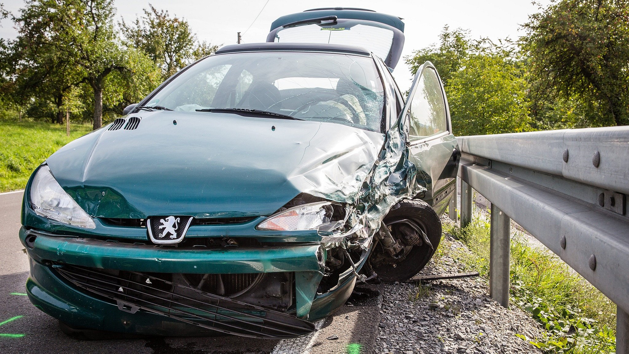 Auto nach einem Zusammenstoß mit einer Leitplanke (Symbolbild)