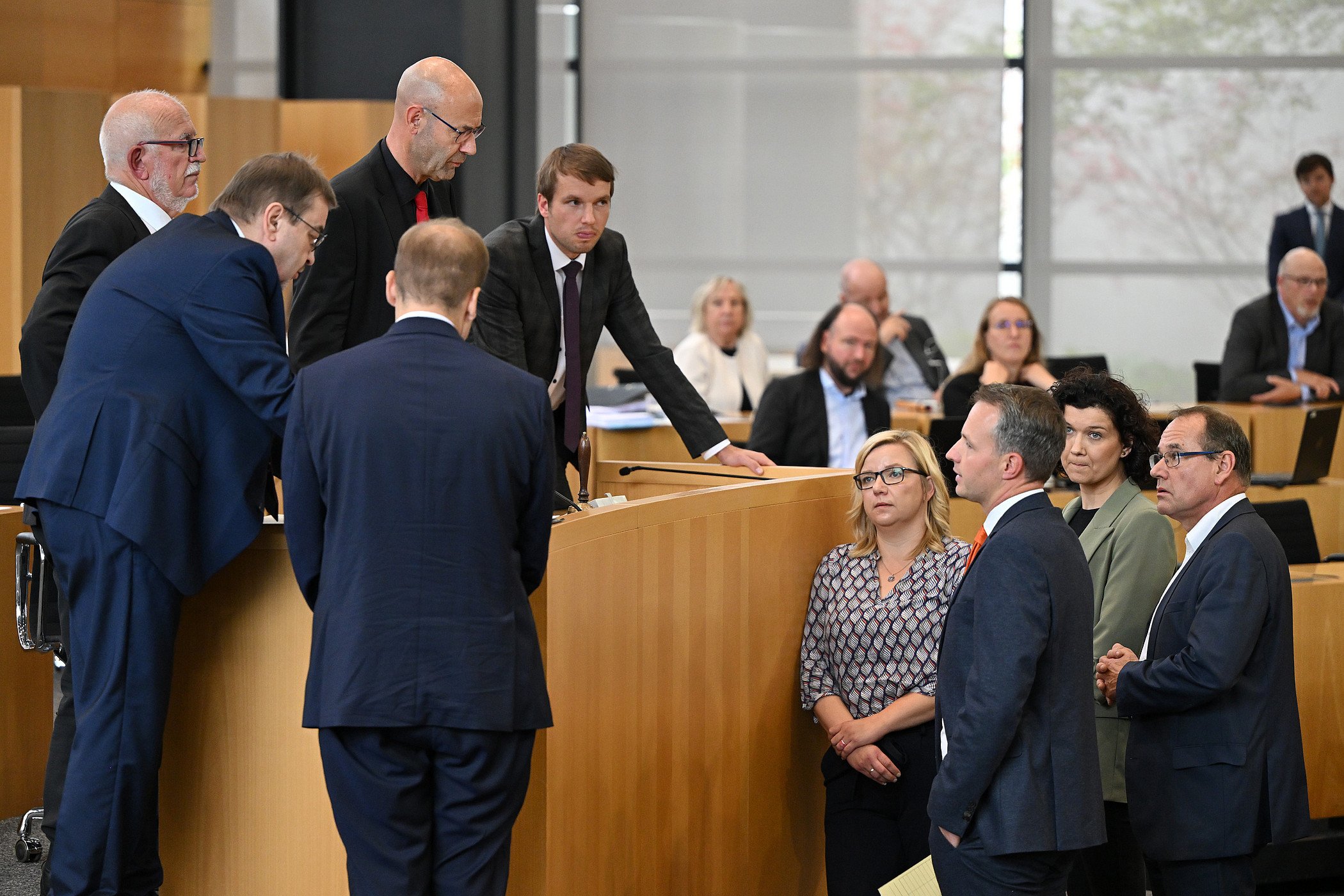 Jürgen Treutler (AfD), Alterspräsident des Thüringer Landtags, umringt von den Chefs der übrigen Parteien