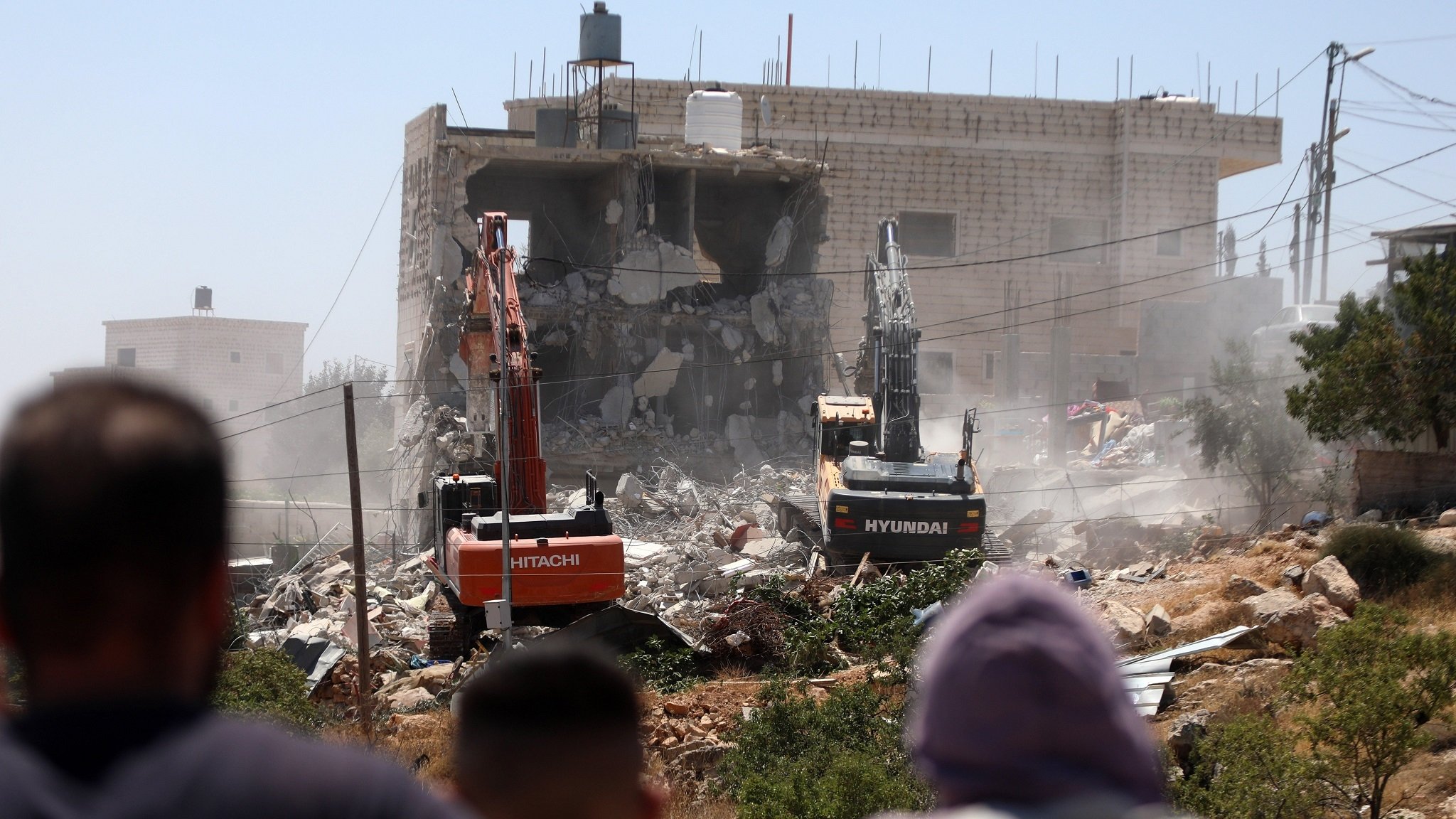 Israelische Streitkräfte zerstören das Wohnhaus einer palästinensischen Familie in Hebron am 11.07.2024, weil sie behaupten, dass das Haus ohne Genehmigung gebaut worden sei.