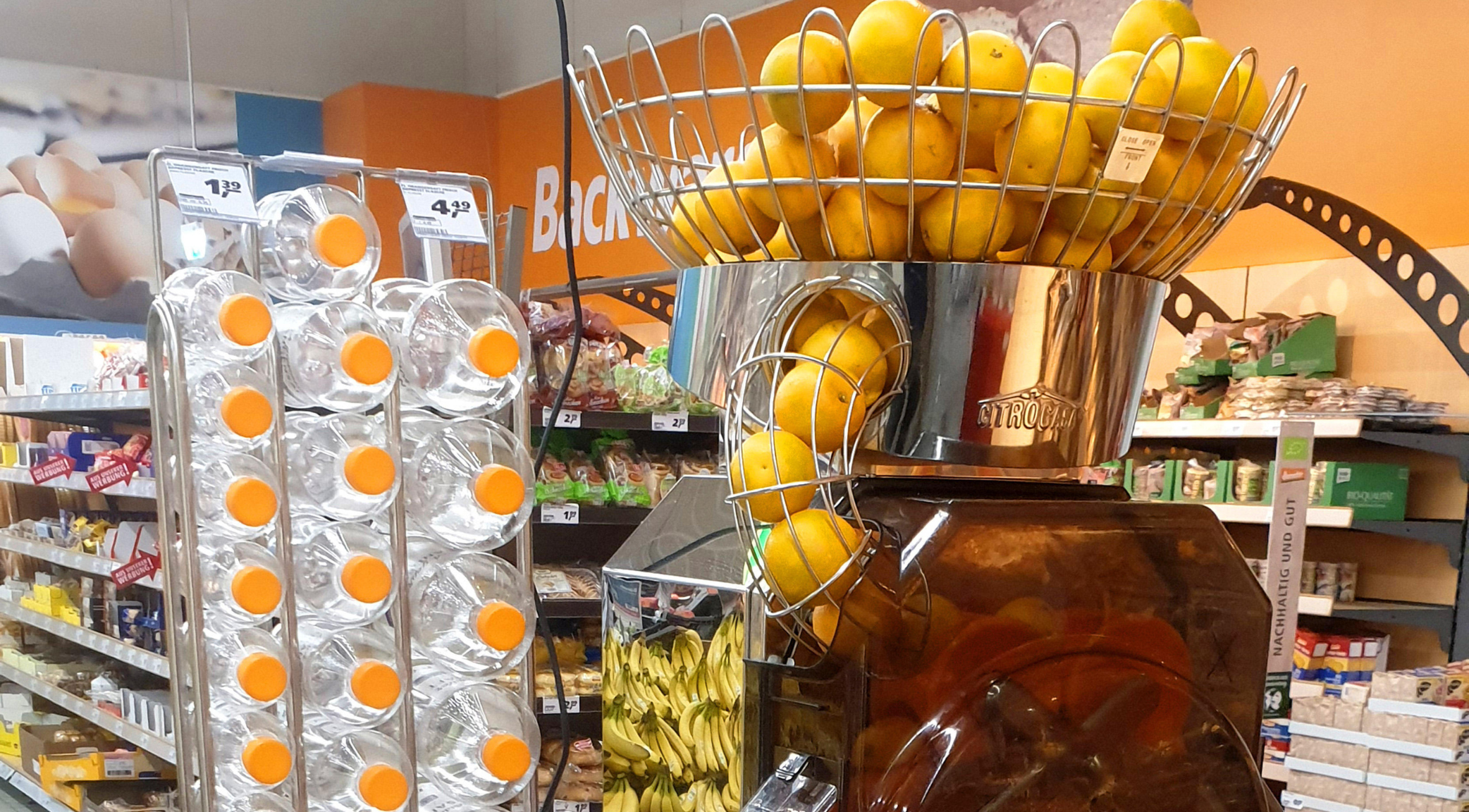 Orangenpresse in einem Supermarkt