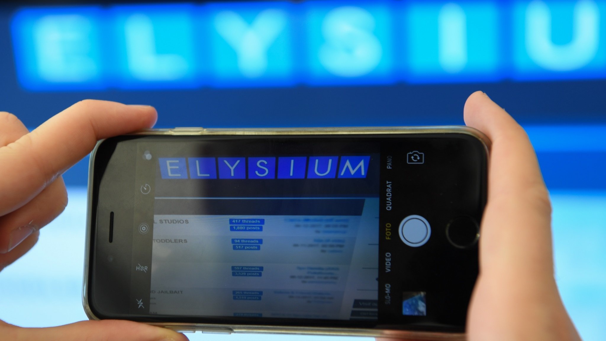 Das Wort "Elysium" am Rande einer Pressekonferenz von Bundeskriminalamt (BKA) und Generalstaatsanwaltschaft Frankfurt in Wiesbaden am 7.7.2017 auf dem Monitor eines Smartphones