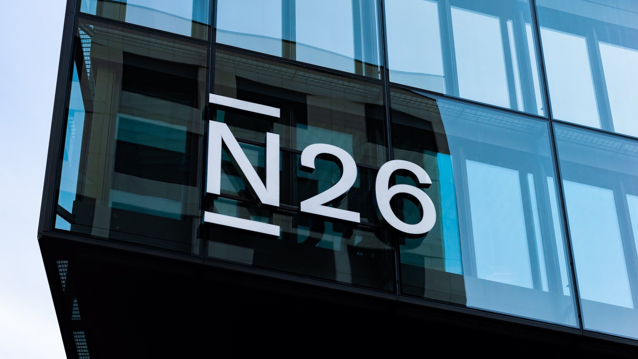 Logo N26 an der Fassade des Büros in Berlin