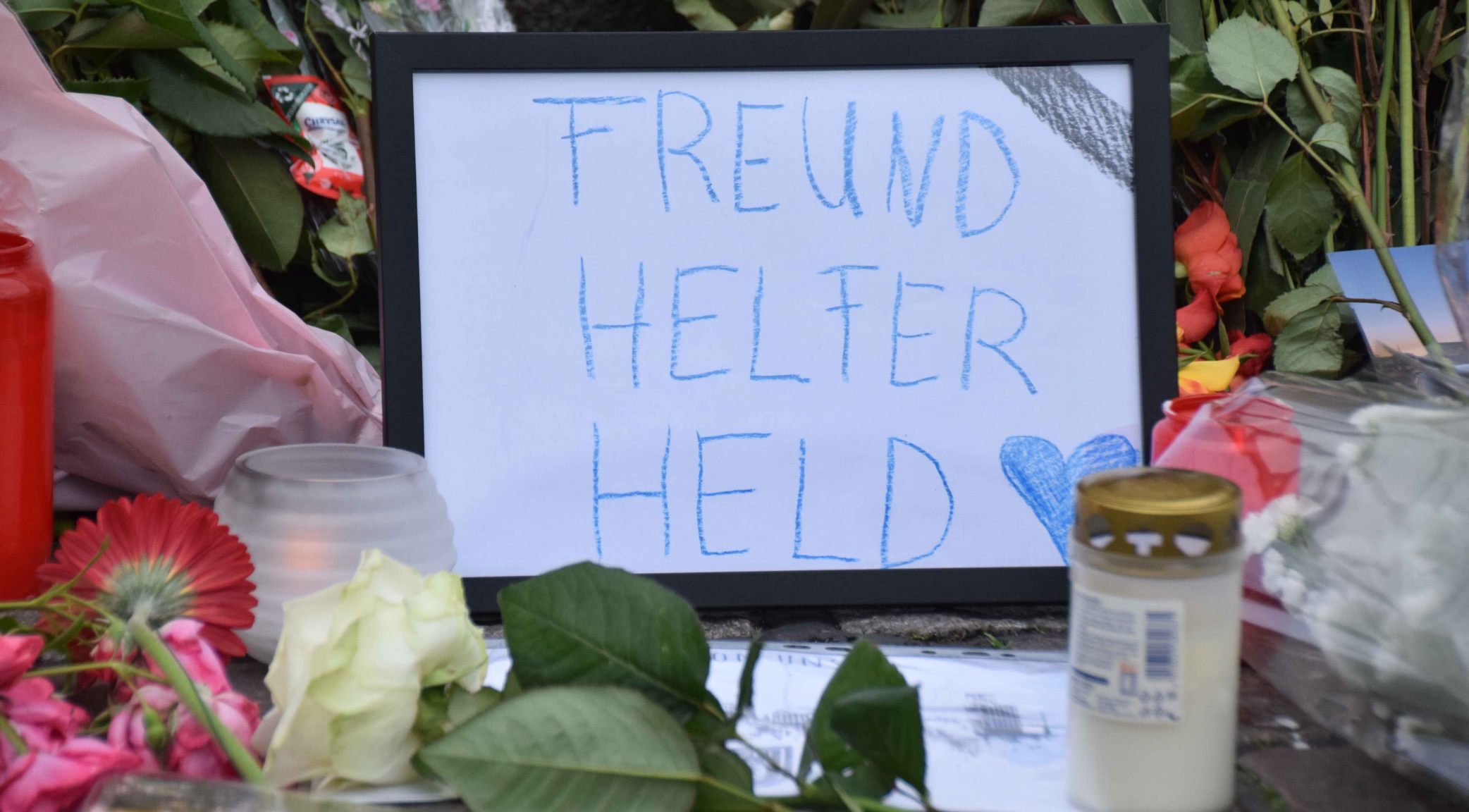 "Freund Helfer Held" ist auf einem schwarz gerahmten Blatt zu lesen