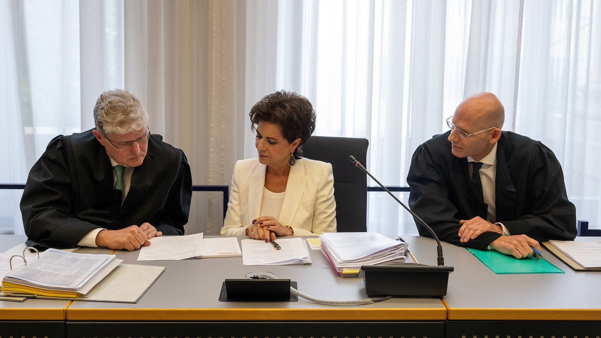 Anita Müller, Ehefrau von Erwin Müller, mit den Rechtsanwälten Anton Steiner (l.) und Matthias Rösler (r.) im Gerichtssaal des Landgerichts Ulm