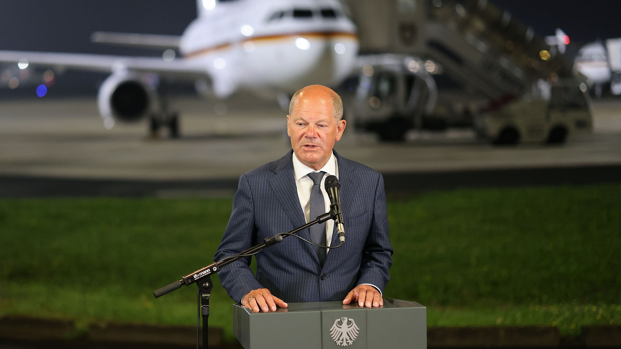 Olaf Scholz am Flughafen