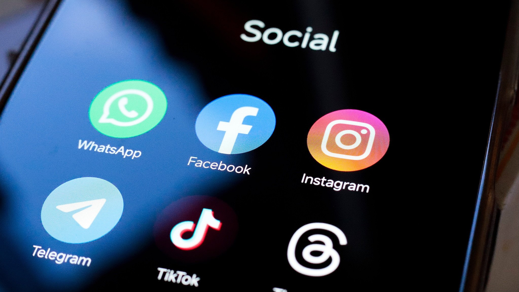 Handy mit App-Icons Facebook, Whatsapp und Instagram