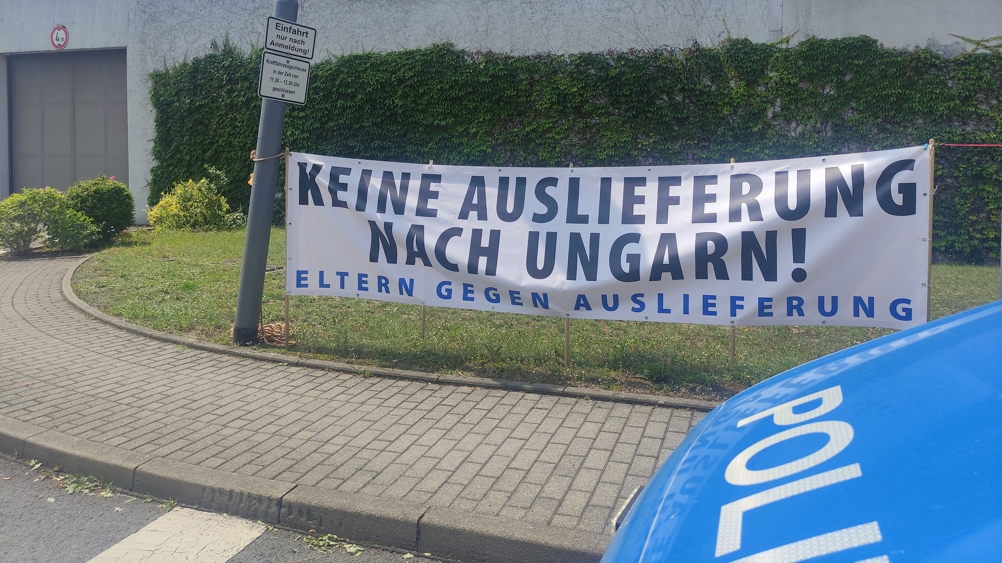 Schild vor der JVA in Dresden