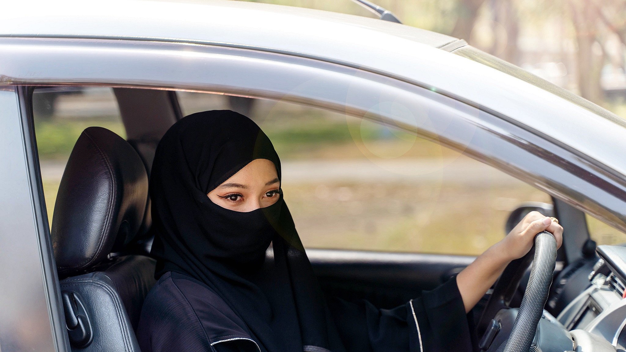 Muslima mit vollständiger Gesichtsverschleierung (Niqab) am Steuer eines Kfz (Symbolbild)