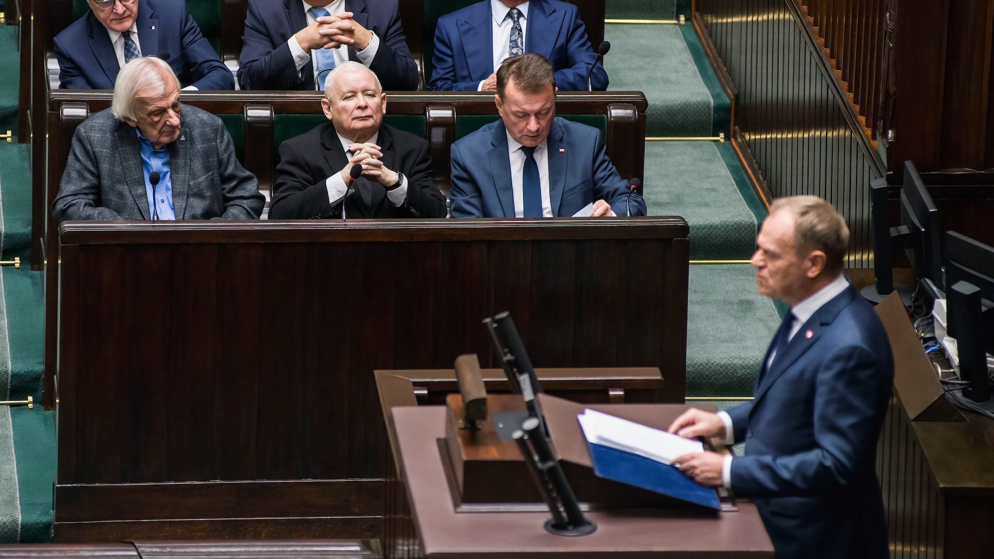 Jaroslaw Kaczynski (Mitte), Chef der Partei "Recht und Gerechtigkeit" (PiS) hört einer Rede Donald Tusks (Partei "Bürgerkoalition") in einer Parlamentssitzung zu