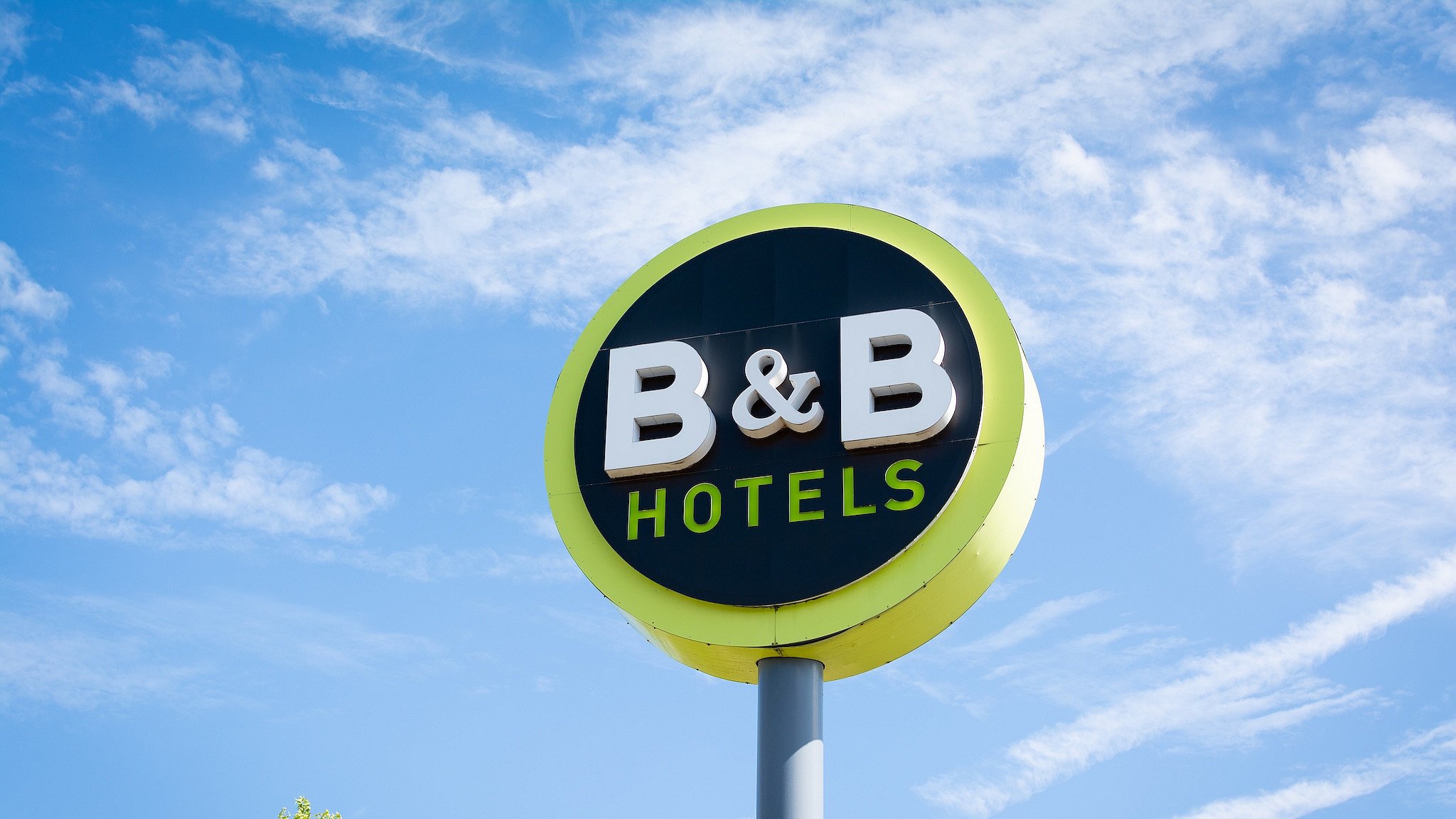 Logo von B&B Hotels auf einem Mast