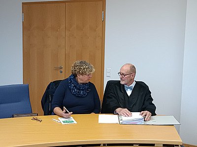 Wilmas Besitzerin Michaela Jordan mit Rechtsanwältin Kalla