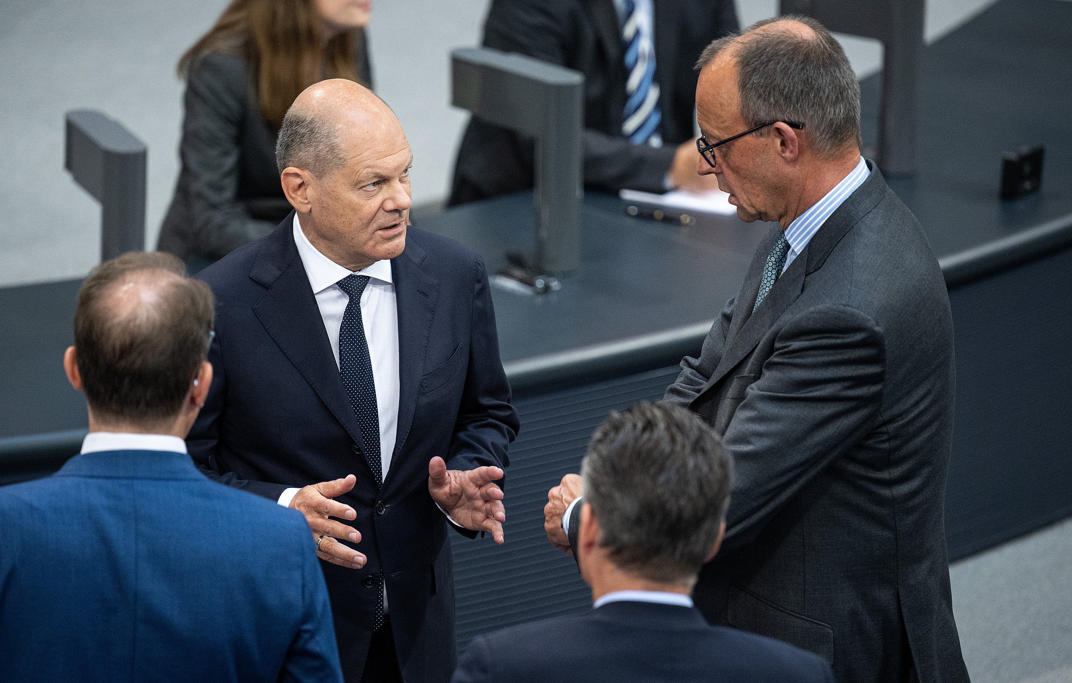 Olaf Scholz und Friedrich Merz unterhalten sich im Juni 2024 im Bundestag