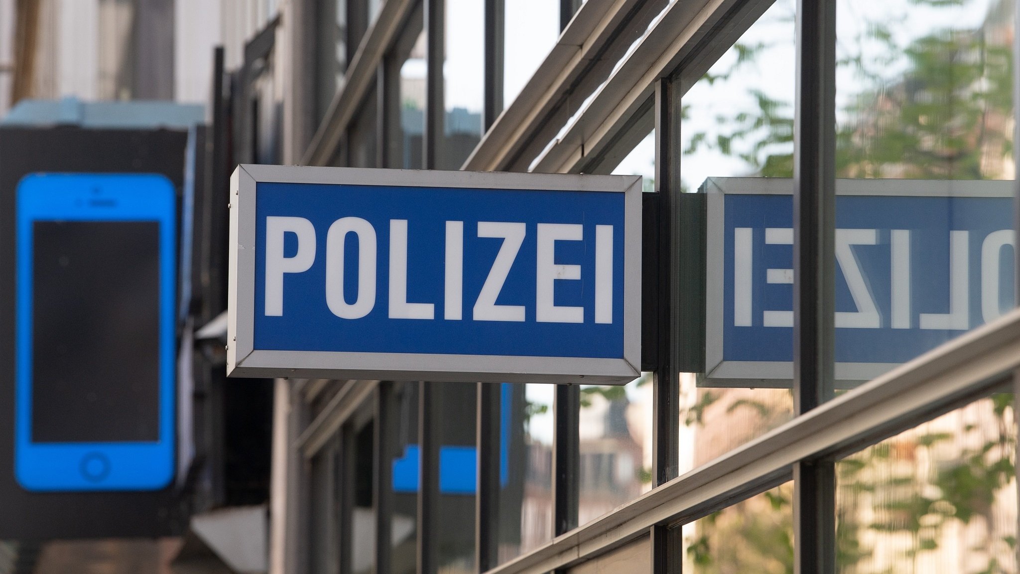 1. Frankfurter Polizeirevier mit einem Smartphone-förmigen Schild im Hintergrund