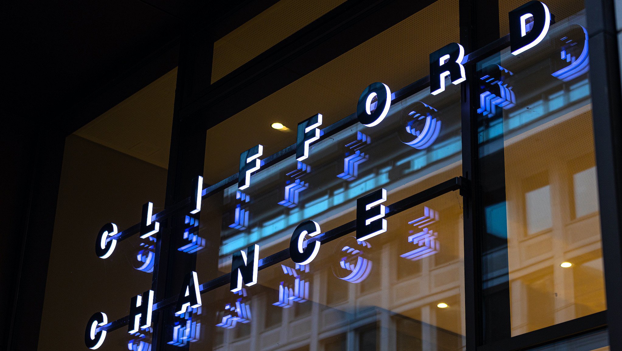 Fassade des Büros von Clifford Chance in Frankfurt mit Kanzlei-Logo