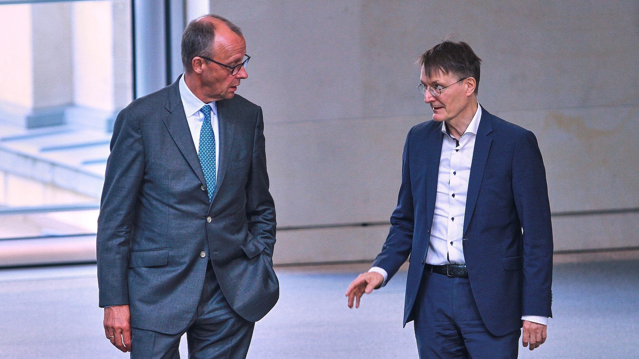 Friedrich Merz (l) im Gespräch mit Karl Lauterbach (r)