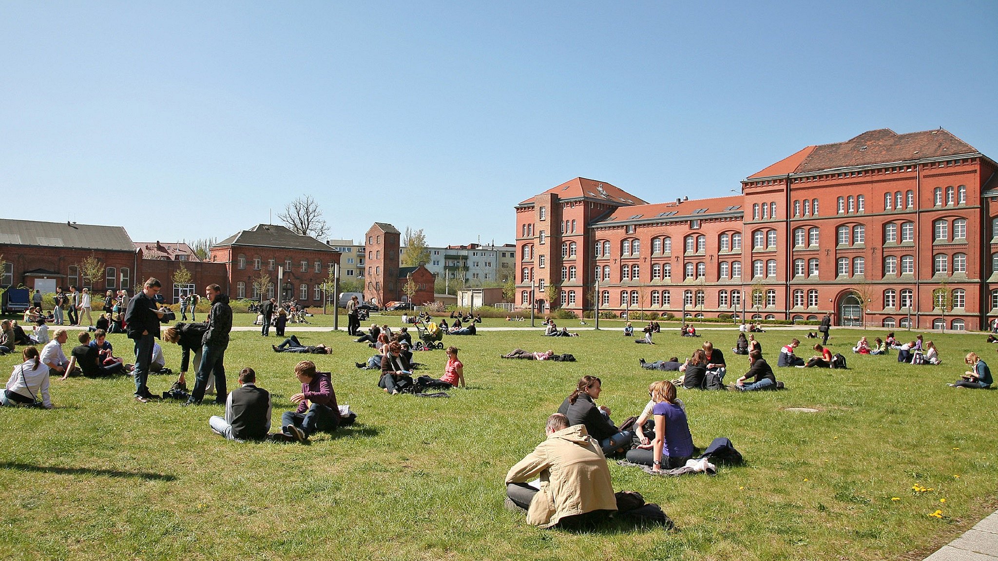 Studierende auf dem Campus der Universität Rostock