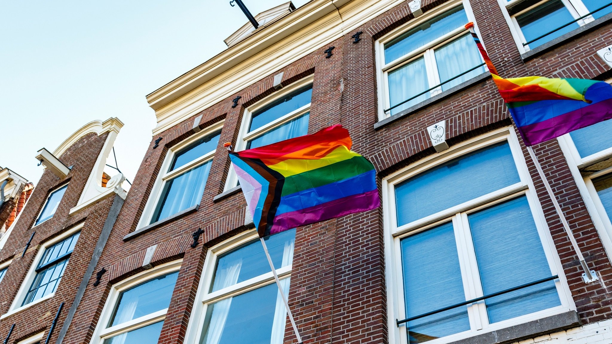 Regenbogenflaggen an Hauswänden