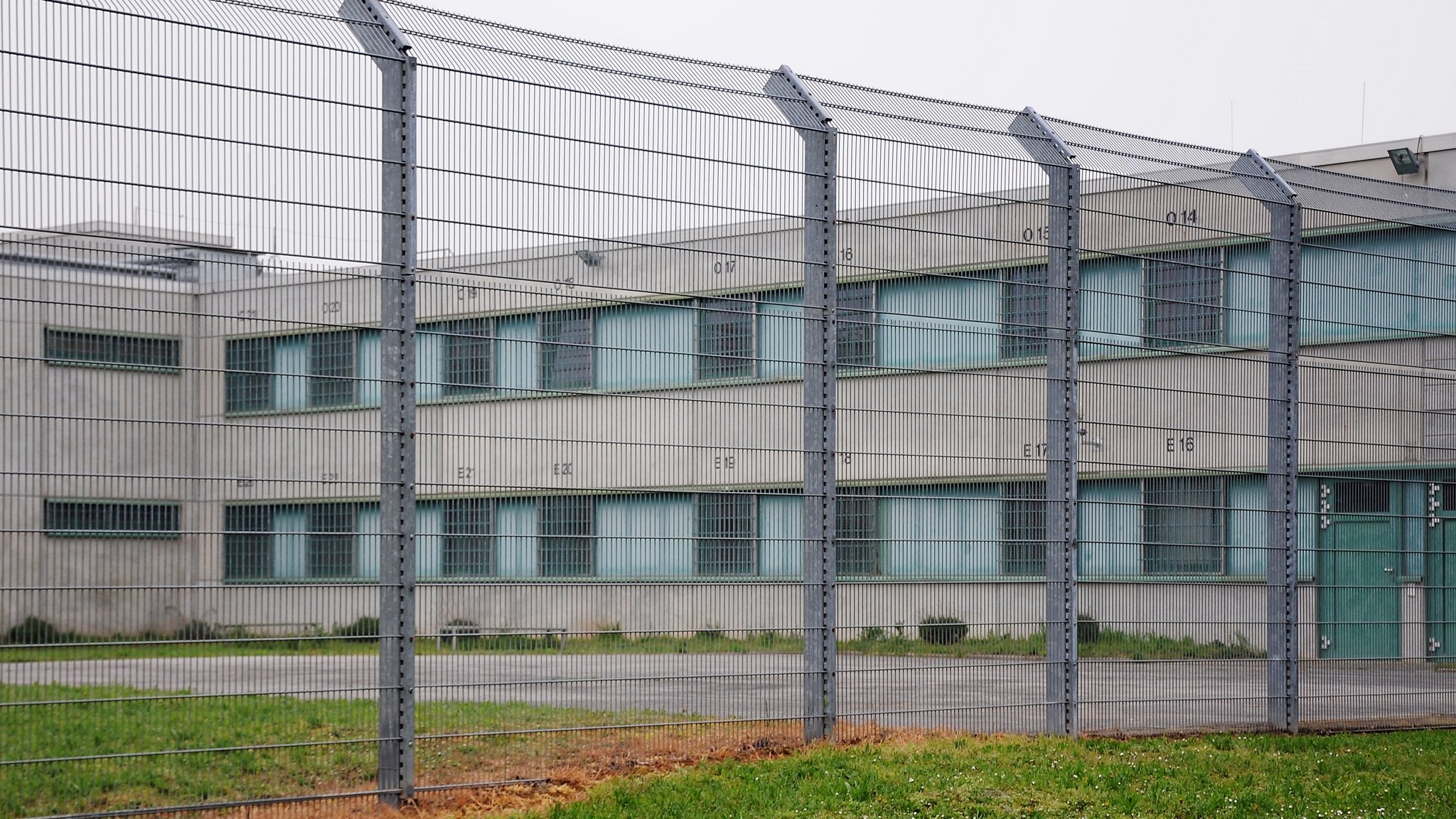 Gebäude mit den Zellen der Gewahrsamseinrichtung für Ausreisepflichtige in Ingelheim (Rheinland-Pfalz)