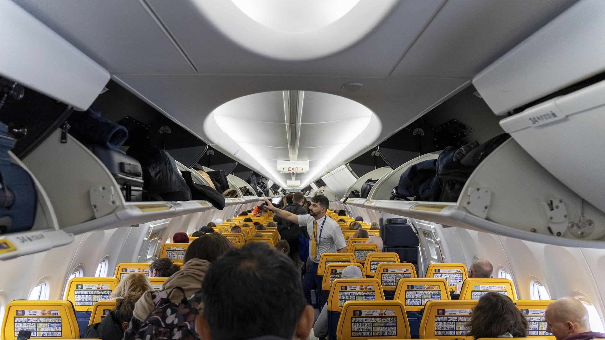 Flugzeug Innenraum mit Reisenden in den Sitzreihen