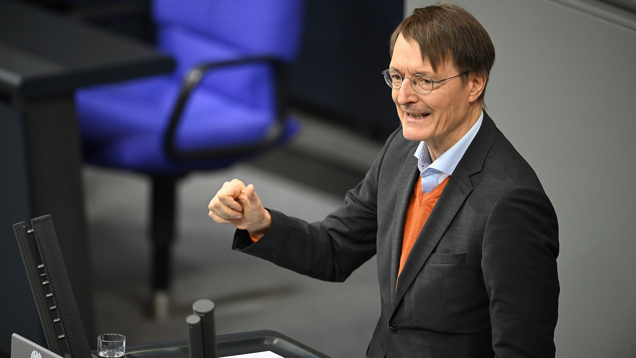 Gesundheitsminister Karl Lauterbach im Plenum im Bundestag