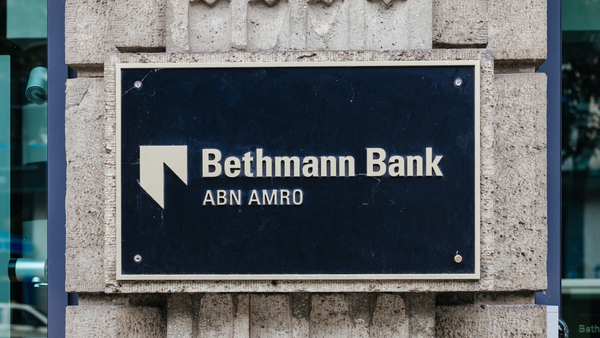 Schild mit Aufschrift Bethmann Bank ABN Amro