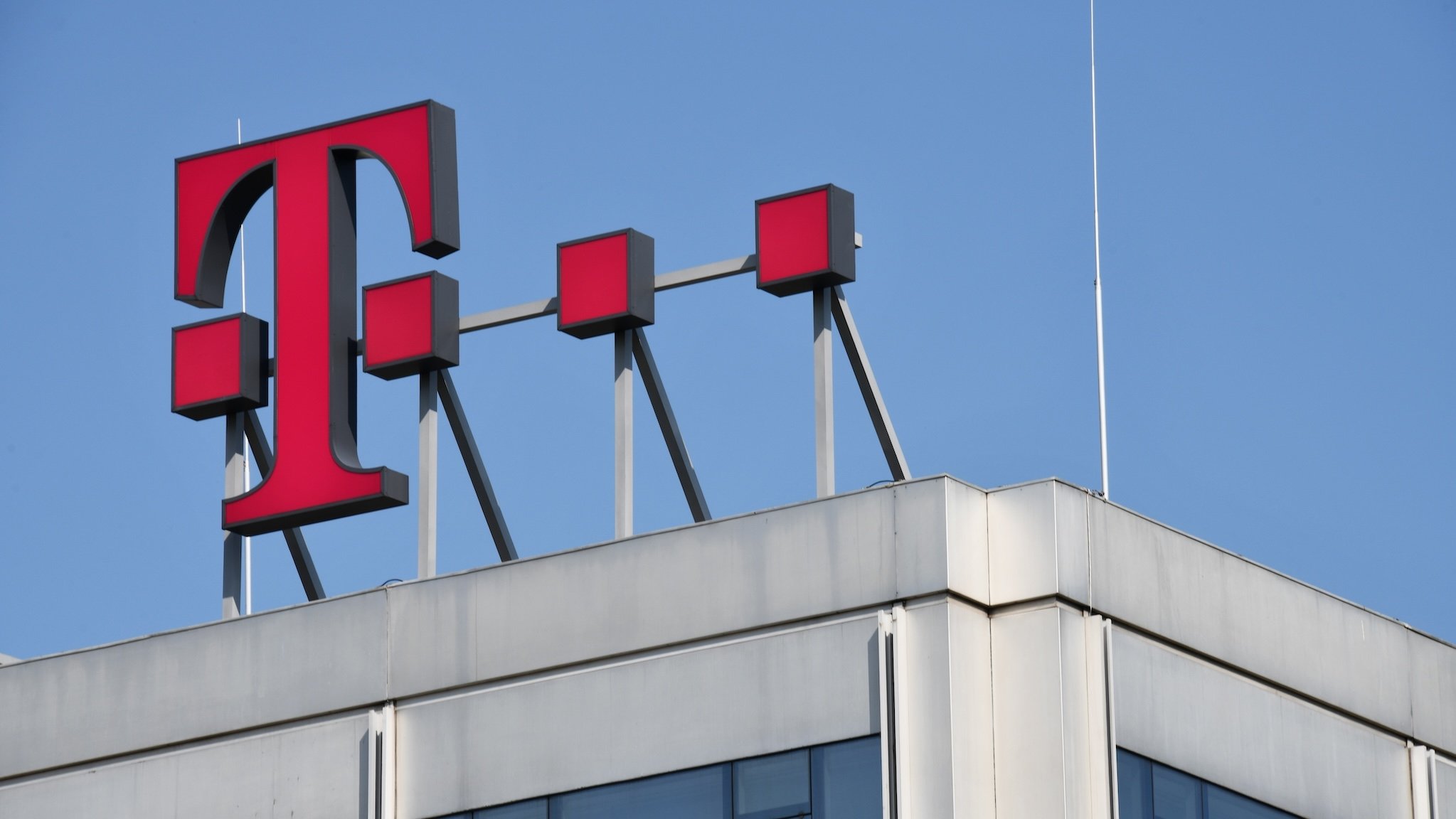 Telekom-Logo auf dem Dach eines Gebäudes