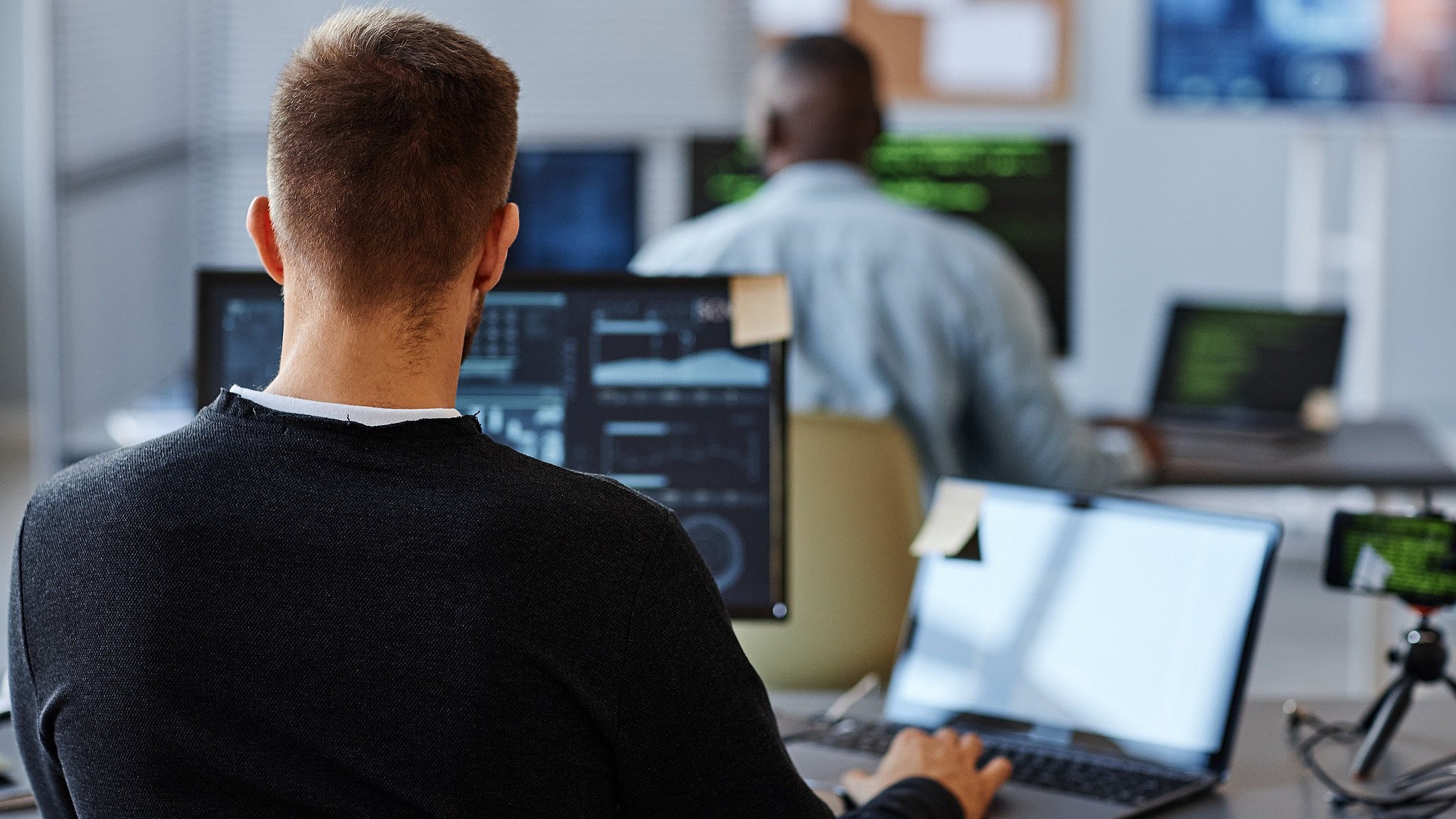 Programmierer und Computerspezialisten bei der Arbeit (Symbolbild)