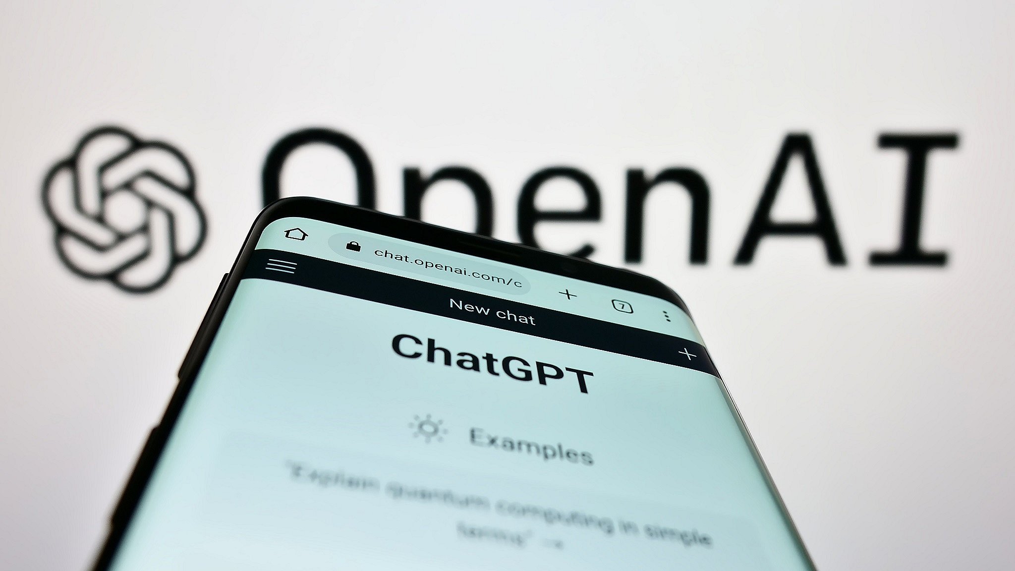 Handyscreen mit Logo von ChatGPT und OpenAI