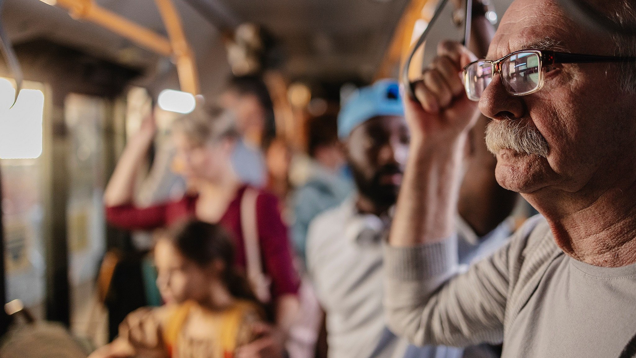 Senior im Bus (Symbolbild)