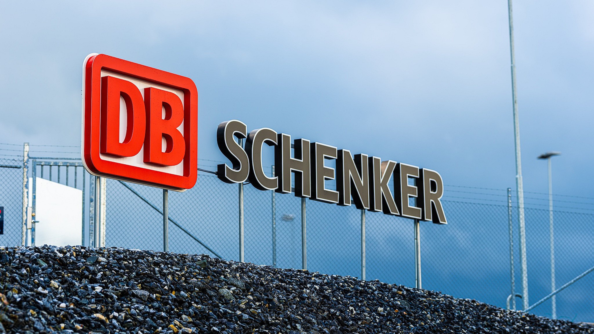 Logo DB Schenker an einem Güterbahnhof bei Göteborg