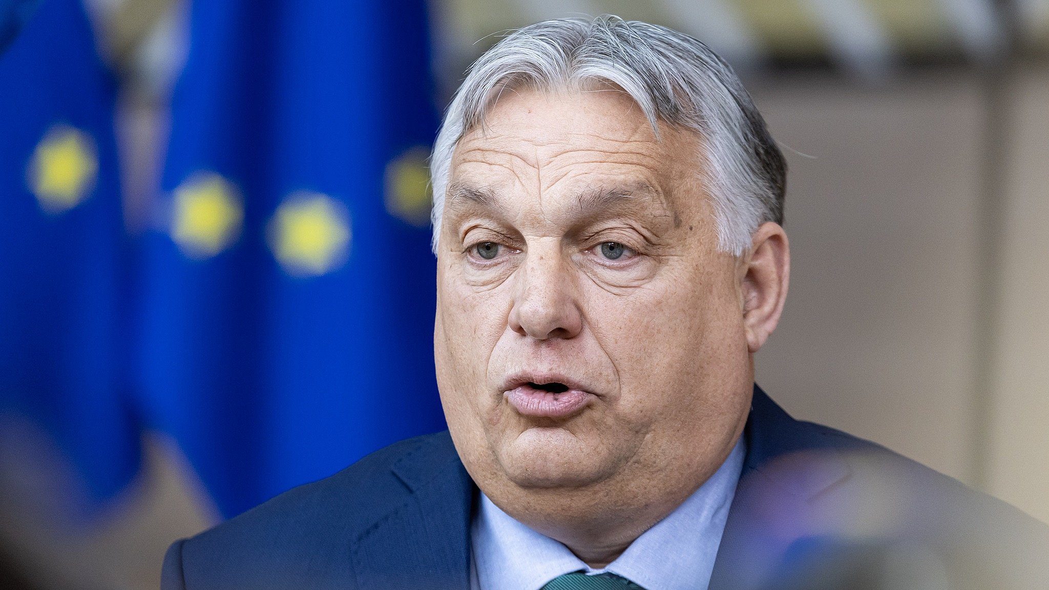 Premierminister Viktor Orban vor der Europäischen Flagge.