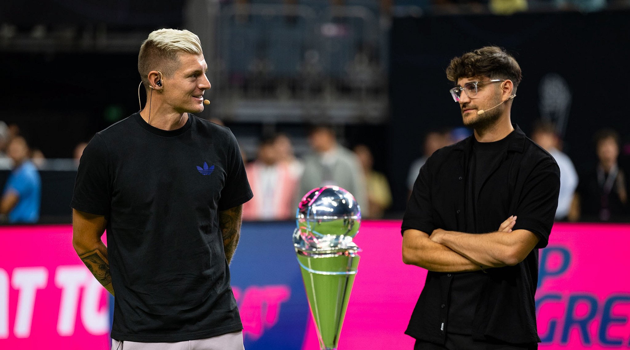 Toni Kroos (l.) und Elias Nerlich am ersten Spieltag der Icon League in der Lanxess Arena