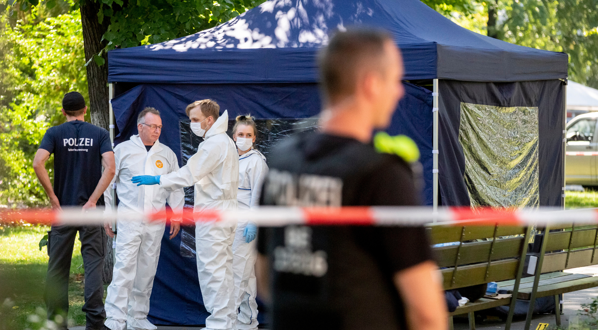 Beamte der Spurensicherung stehen an einem Faltpavillon am Tatort im Kleinen Tiergarten. Gut drei Monate nach dem Mord an einem Tschetschenen in Berlin hat der Generalbundesanwalt die Ermittlungen an sich gezogen.