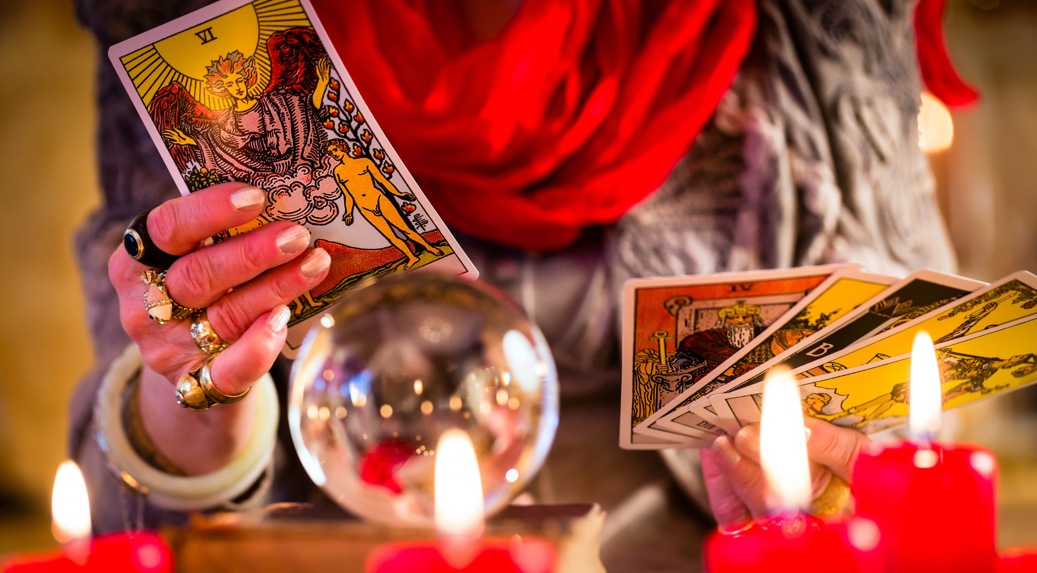 Hellseherin während Seance mit Tarotkarten