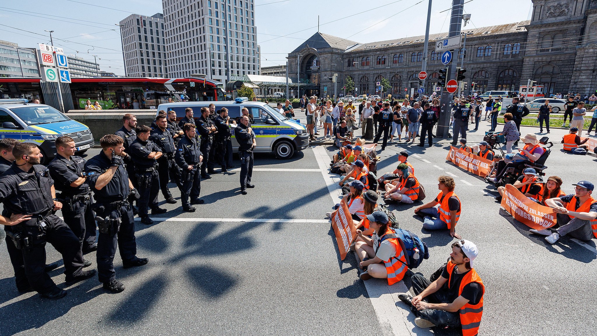 Polizei und Mitglieder von "Letzte Generation"