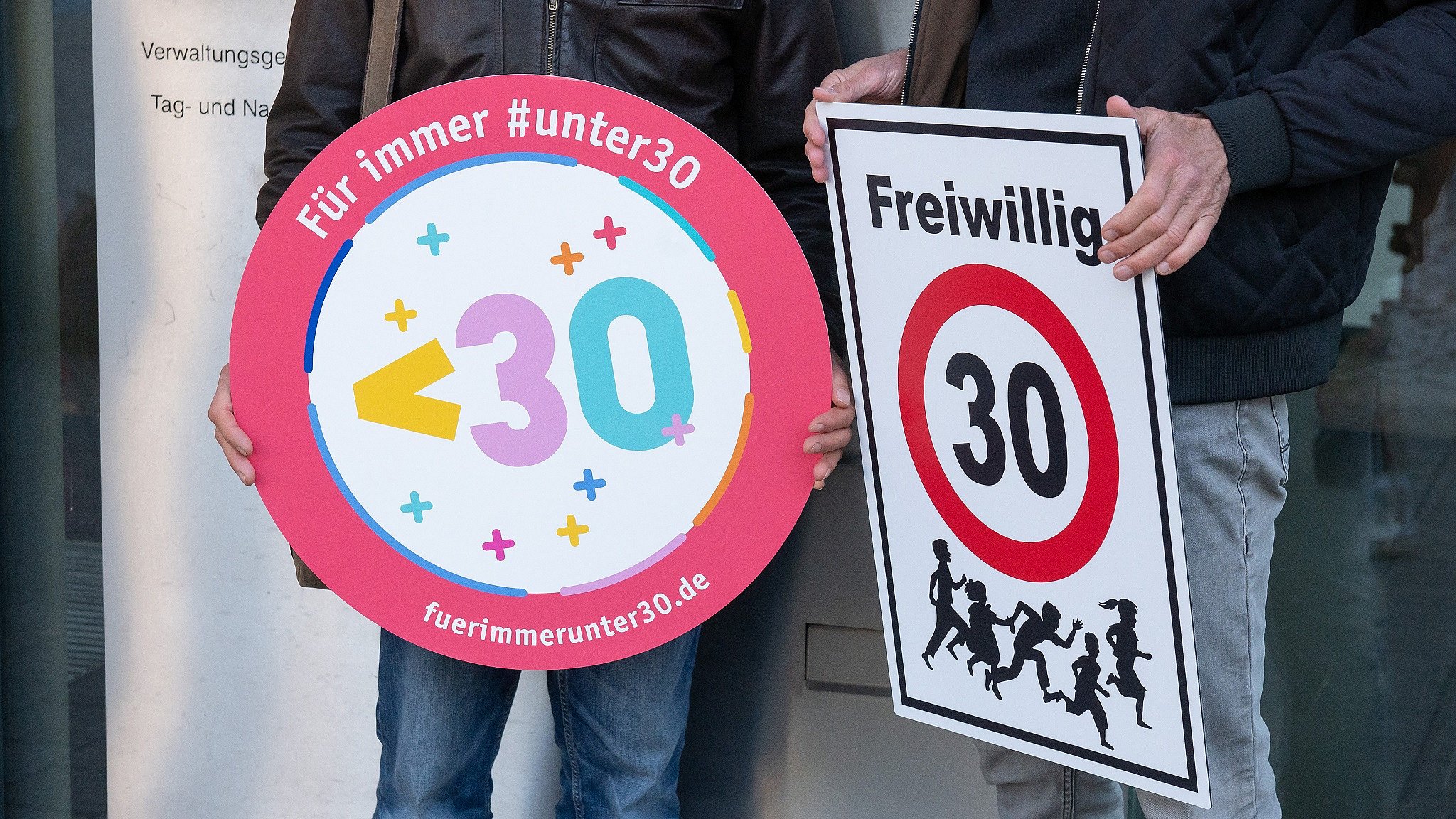 "Freiwillig Tempo 30"-Schilder