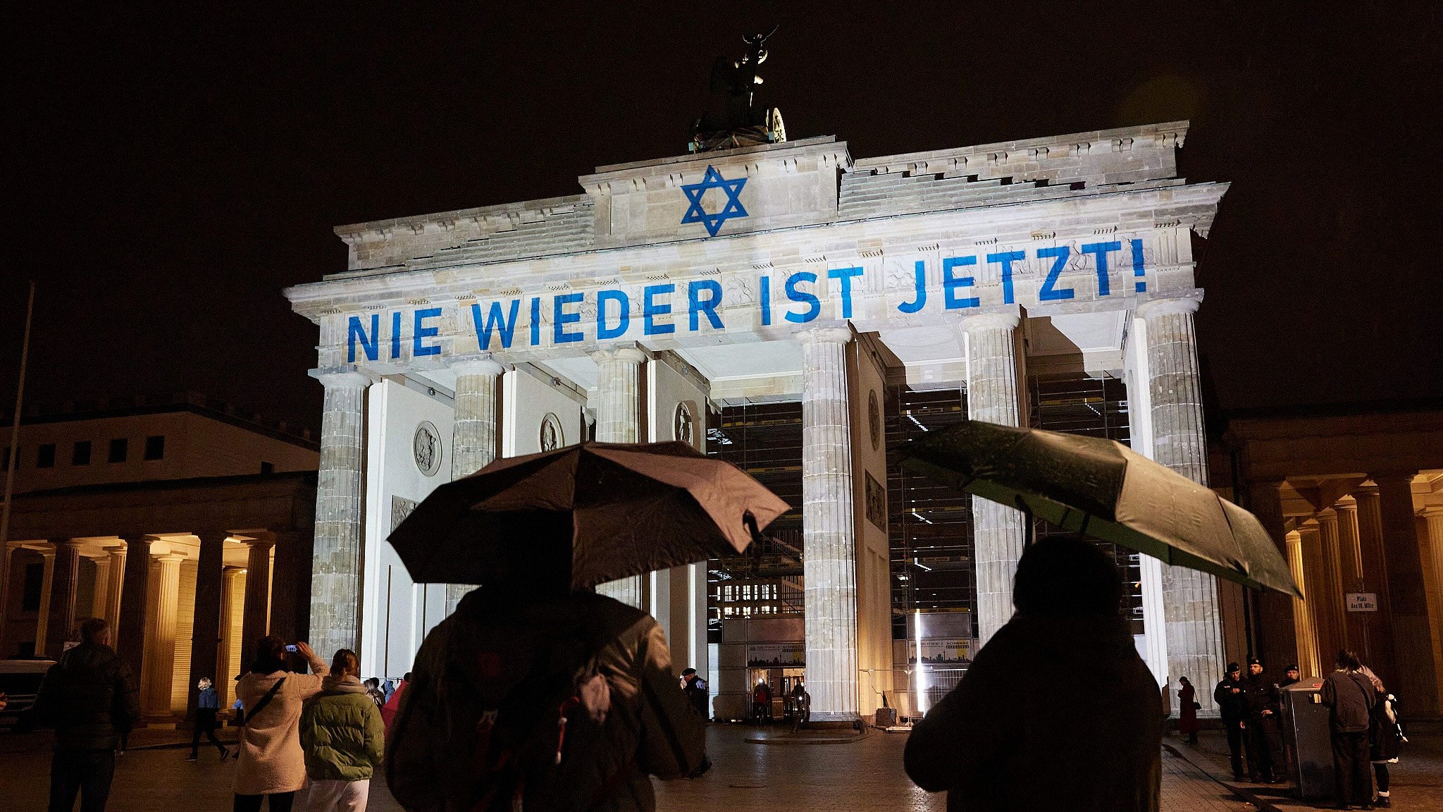 "Nie wieder ist jetzt"-Projektion am Brandenburger Tor zum 85. Jahrestag der Progromnacht