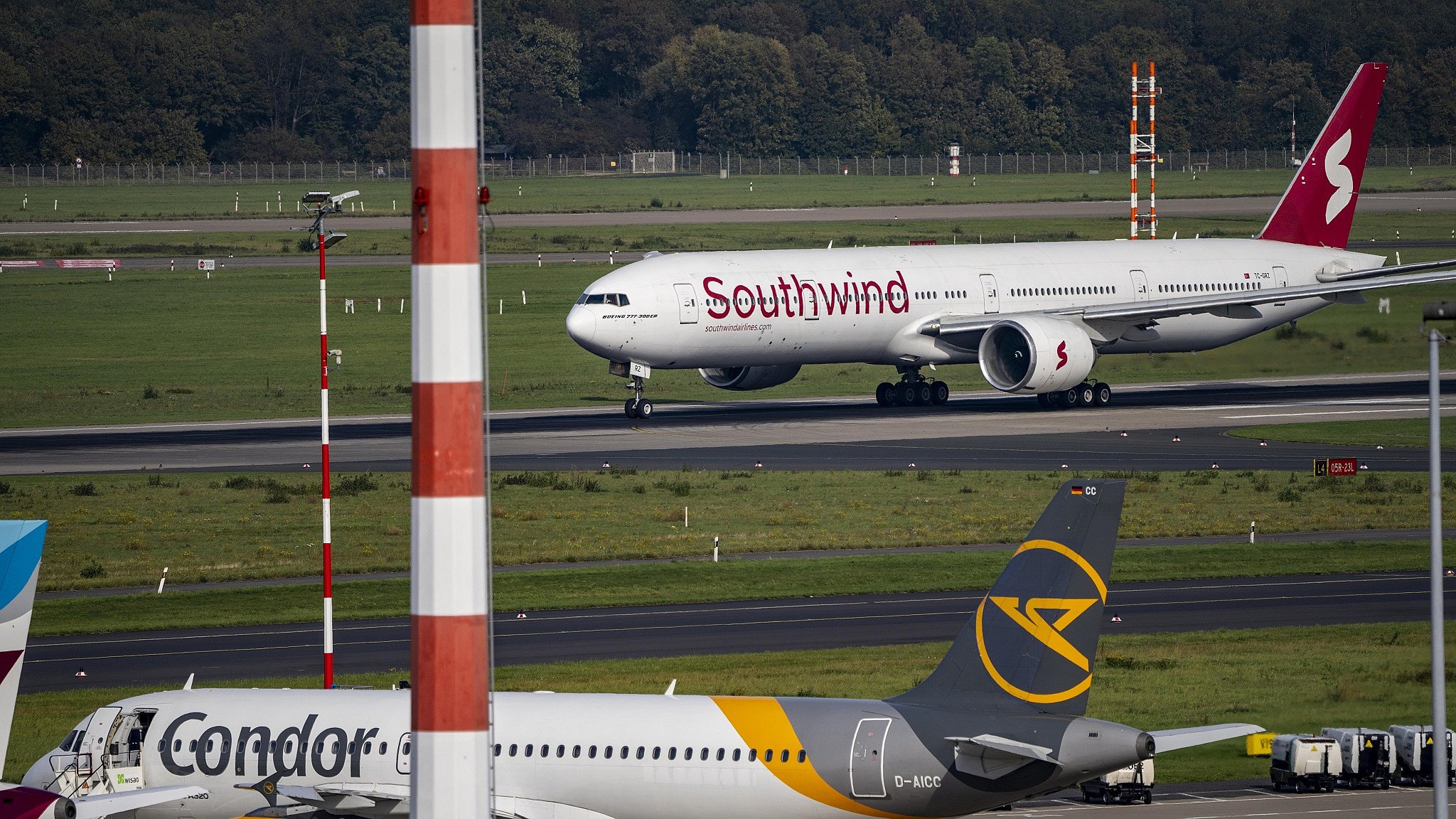 Flughafen Düsseldorf, Southwind Airlines Boeing 777 beim Start