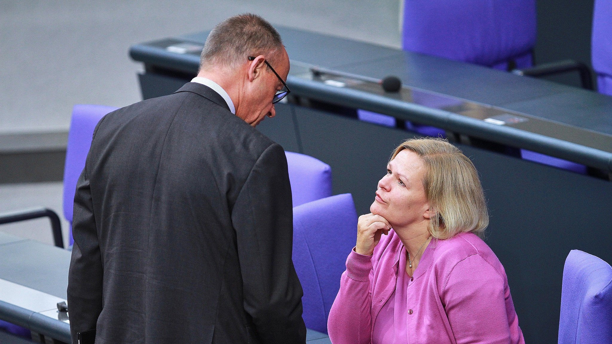 CDU-Chef Friedrich Merz und SPD-Innenministerin Nancy Faeser im Juli im Bundestag