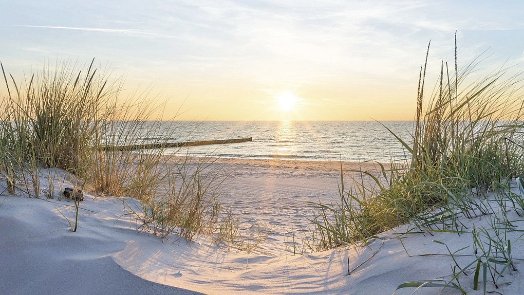 Der Ostsee-Strand dient für viele Menschen der Erholung. Ist es eine ordnungswidrige Belästigung der Allgemeinheit, wenn ein Mann hier des Nachts uriniert? Foto: stock.adobe.com/ThomBal